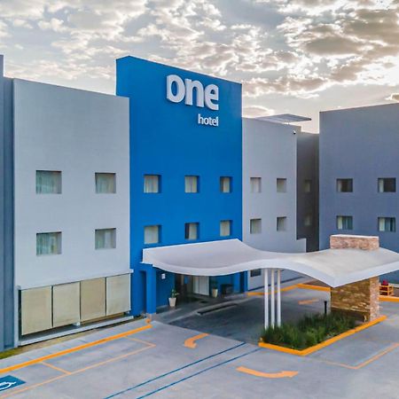 One Saltillo Aeropuerto Esterno foto