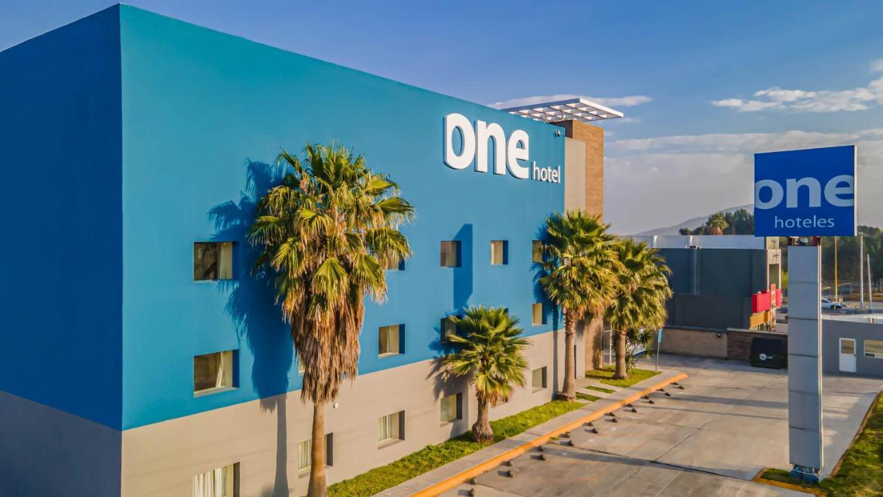One Saltillo Aeropuerto Esterno foto